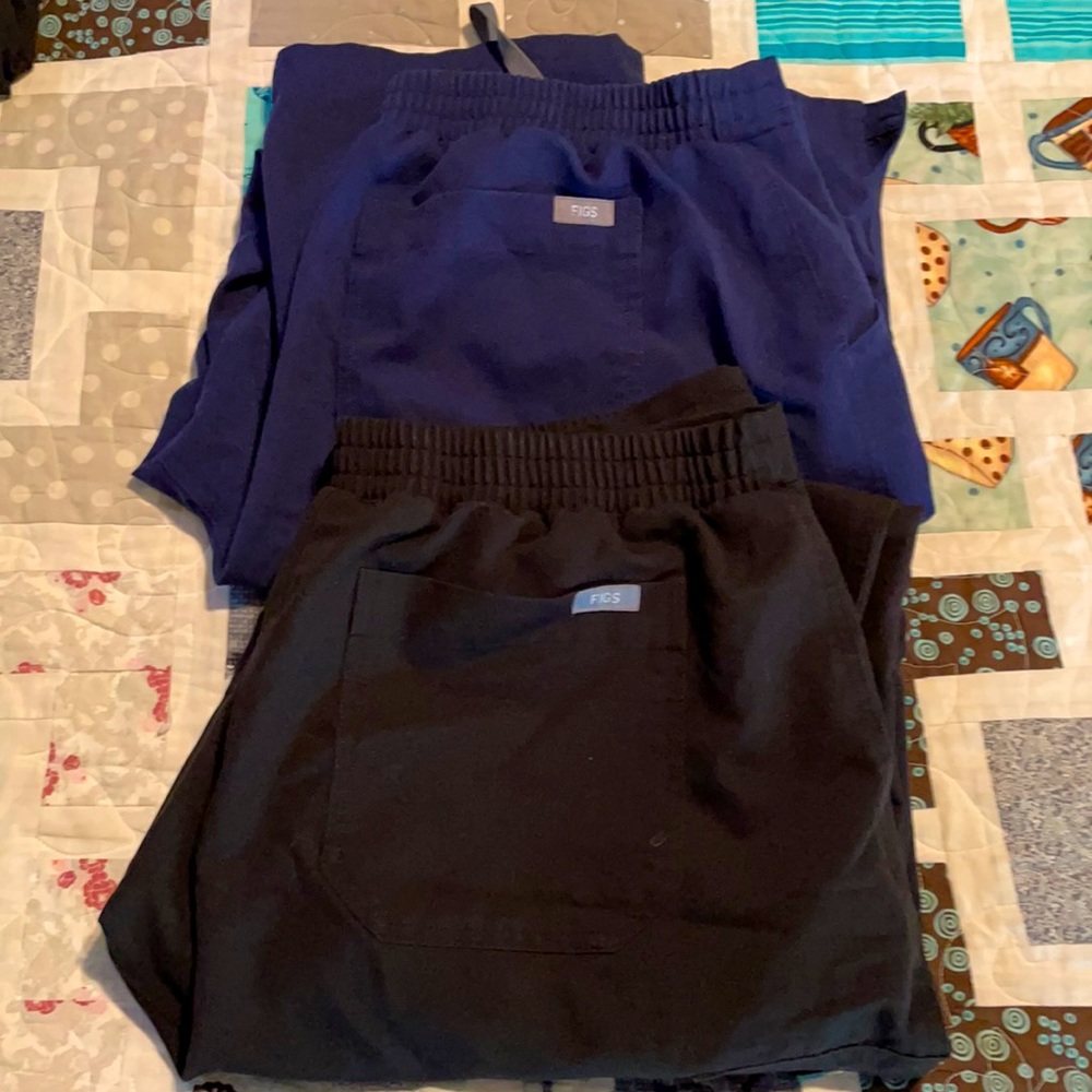 Set of 2 Figs Yola skinny scrub pants.